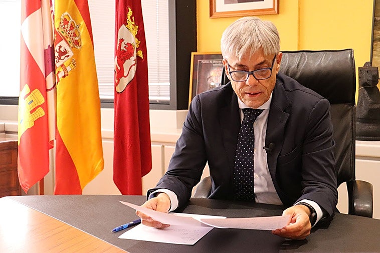 Eduardo Diego en su despacho de la Delegación Territorial de la Junta en León.
