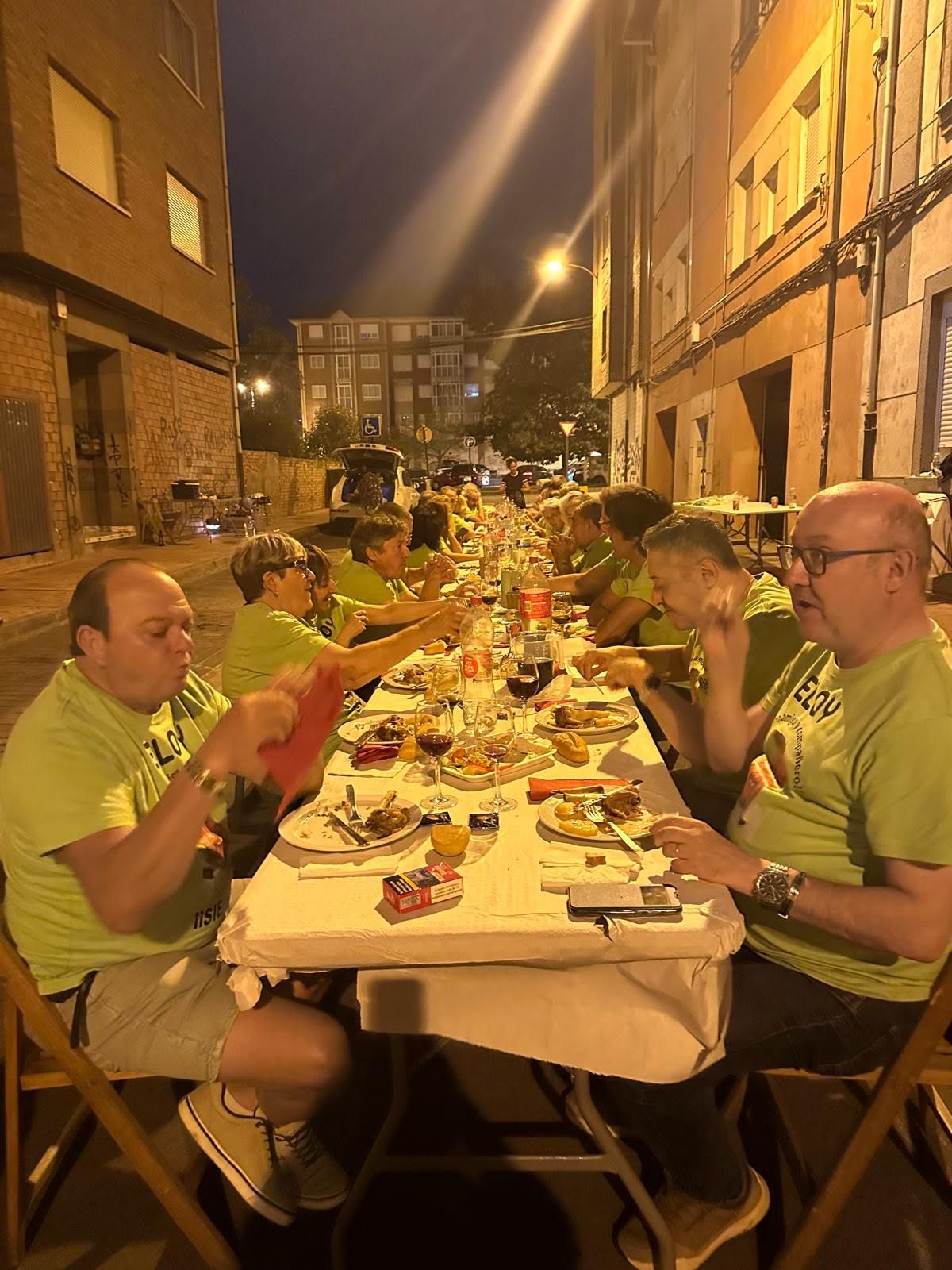 Celebración del reencuentro de los niños que se criaron en la calle Nicomedes Martín Mateos de Ponferrada.