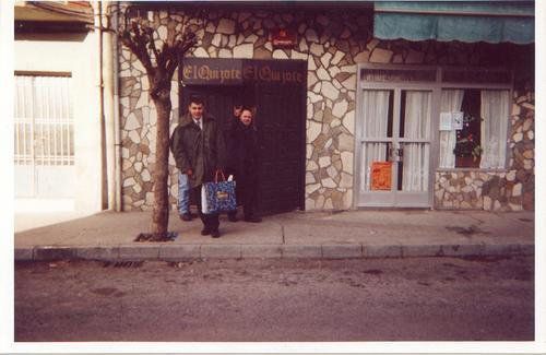 Imagen de Carlos Rodríguez (D) a la entrada de El Quijote.