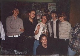El grupo leonés Los Flechazos junto al locutor de Radio 3, Juan de Pablos, en la presentación de uno de sus discos en la Sala El Quijote de Ponferrada.