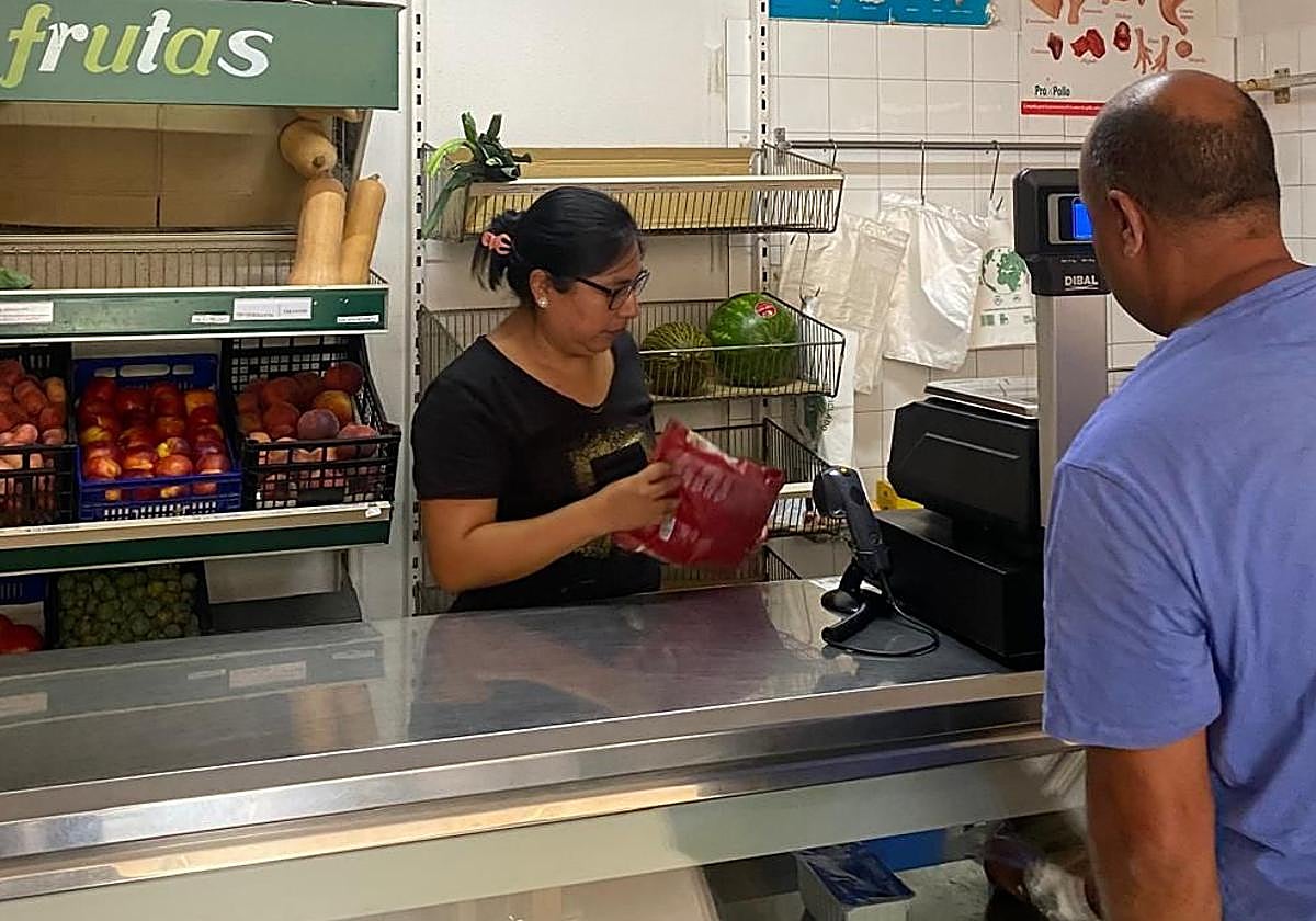 Jeny Quispe despacha a un cliente en el autoservicio de Tremor de Arriba que ha conseguido salvar.