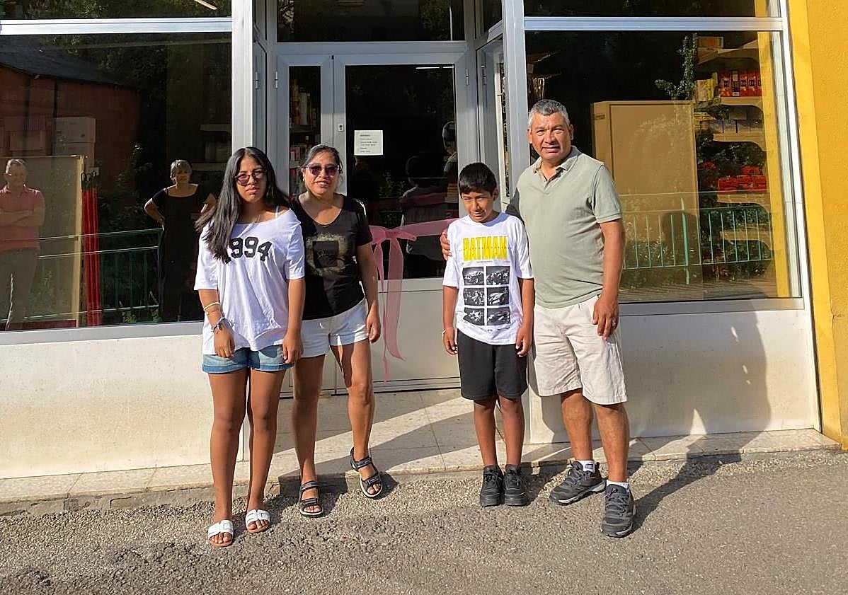 Imagen principal - Jeny Quispe junto a su marido y sus hijos, en la tienda y atendiendo a un cliente.