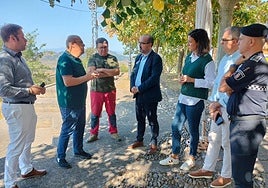 Morala junto con el resto de concejales en la primera visita a los pueblos que fueron desalojados como consecuencia de los incendios del mes de agosto