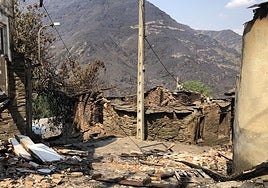 Imágenes de Lusio tras el incendio que arrasó las casas del pueblo.