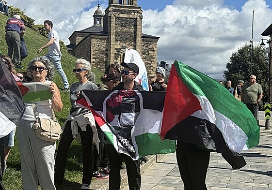 Miembros del colectivo Bierzo Solidario con Palestina durante el acto de protesta protagonizado junto al Castillo de los Templarios de Ponferrada.