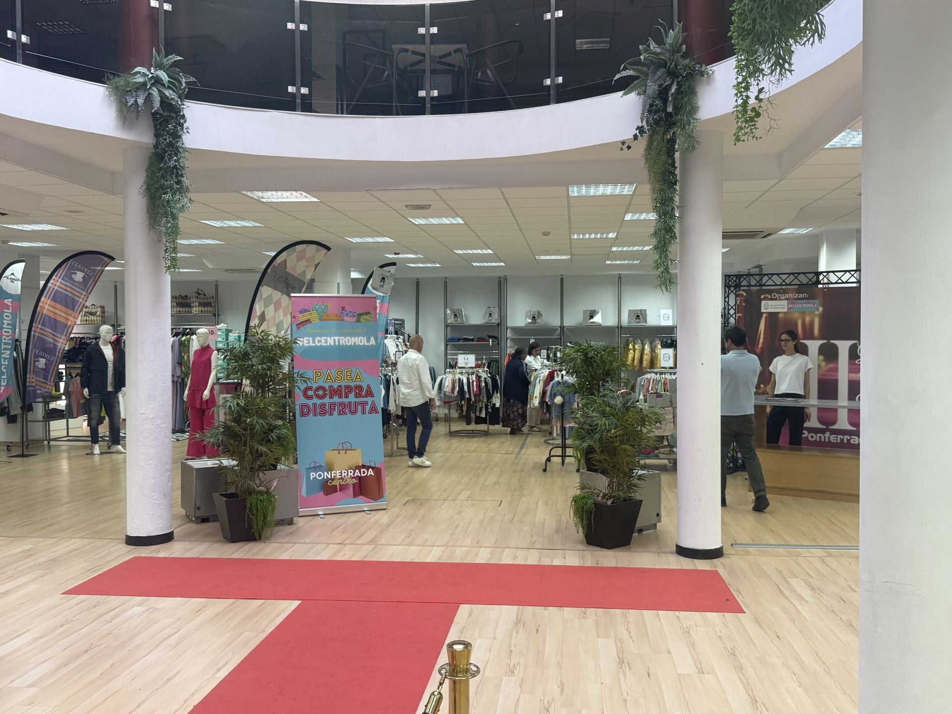 Imagen secundaria 1 - Imagen de la inauguración de la IV edición de la Fiesta de las Rebajas organizada por la Asociación El Centro Mola.