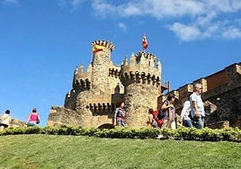 Visitantes en el Castillo de los Templarios de Ponferrada.