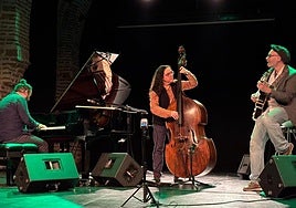 Imagen en una de las actuaciones del trío de jazz Drumless Trío.