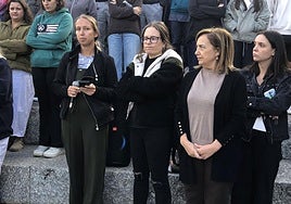 Estudiantes de Campus de Ponferrada, junto a la vicerrectora, en el minuto de silencio.