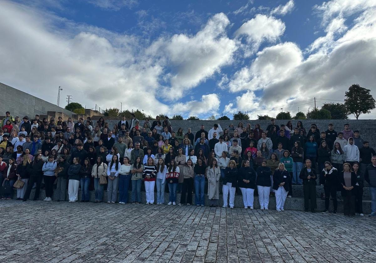 Imagen principal - La comunidad educativa del Campus de la ULE en Ponferrada mostró su dolor y consternación por la muerte de la joven Erasmus.