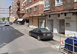 Imagen de la calle en la que se ubica la vivienda que sale a subasta en Ponferrada.