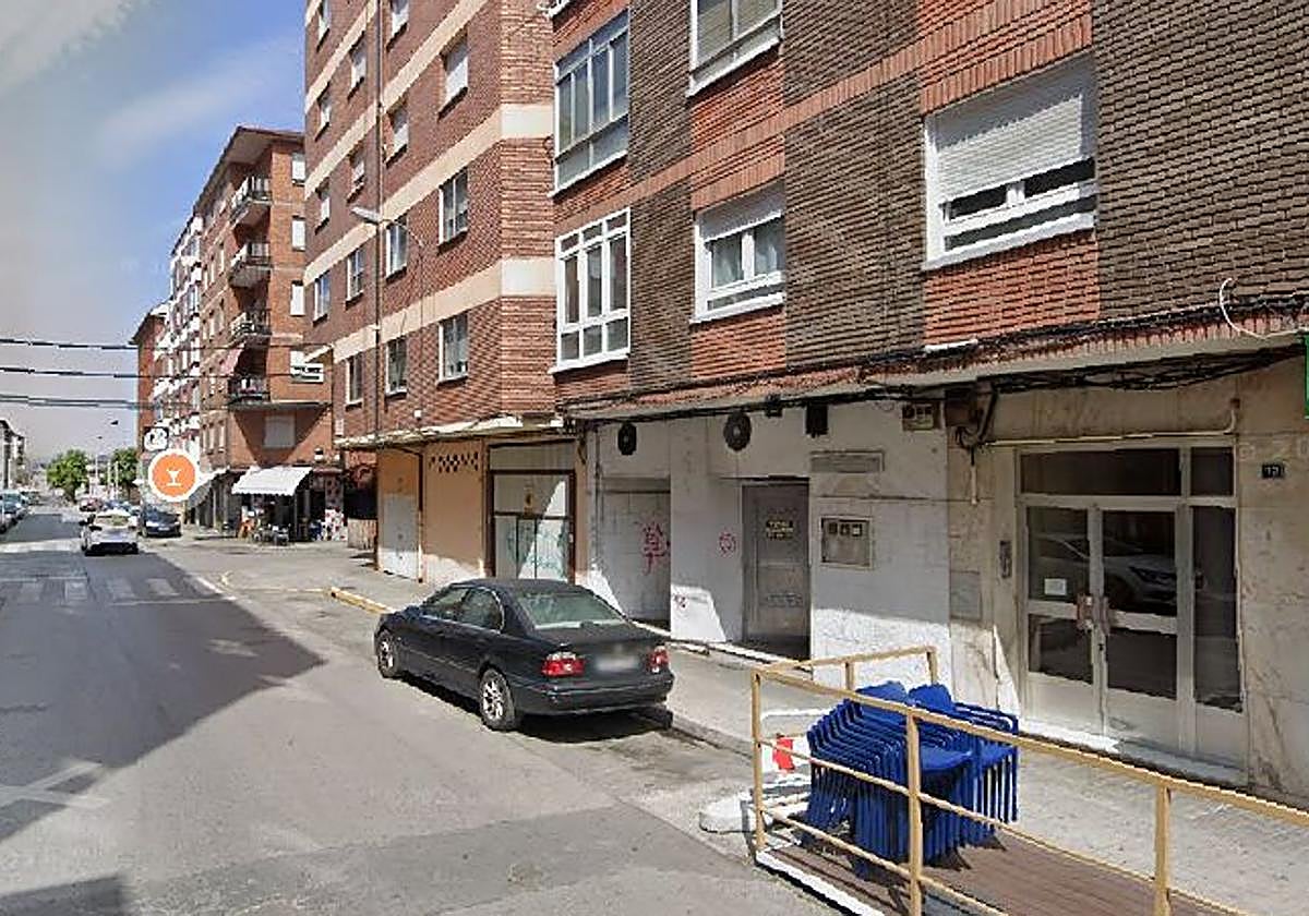 Imagen de la calle en la que se ubica la vivienda que sale a subasta en Ponferrada.