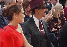 La periodista y presentadora Arancha Morales junto a su pareja, Jorge Marron, con el diseño de Silvia Fernández que lució en la boda de unas amigas.