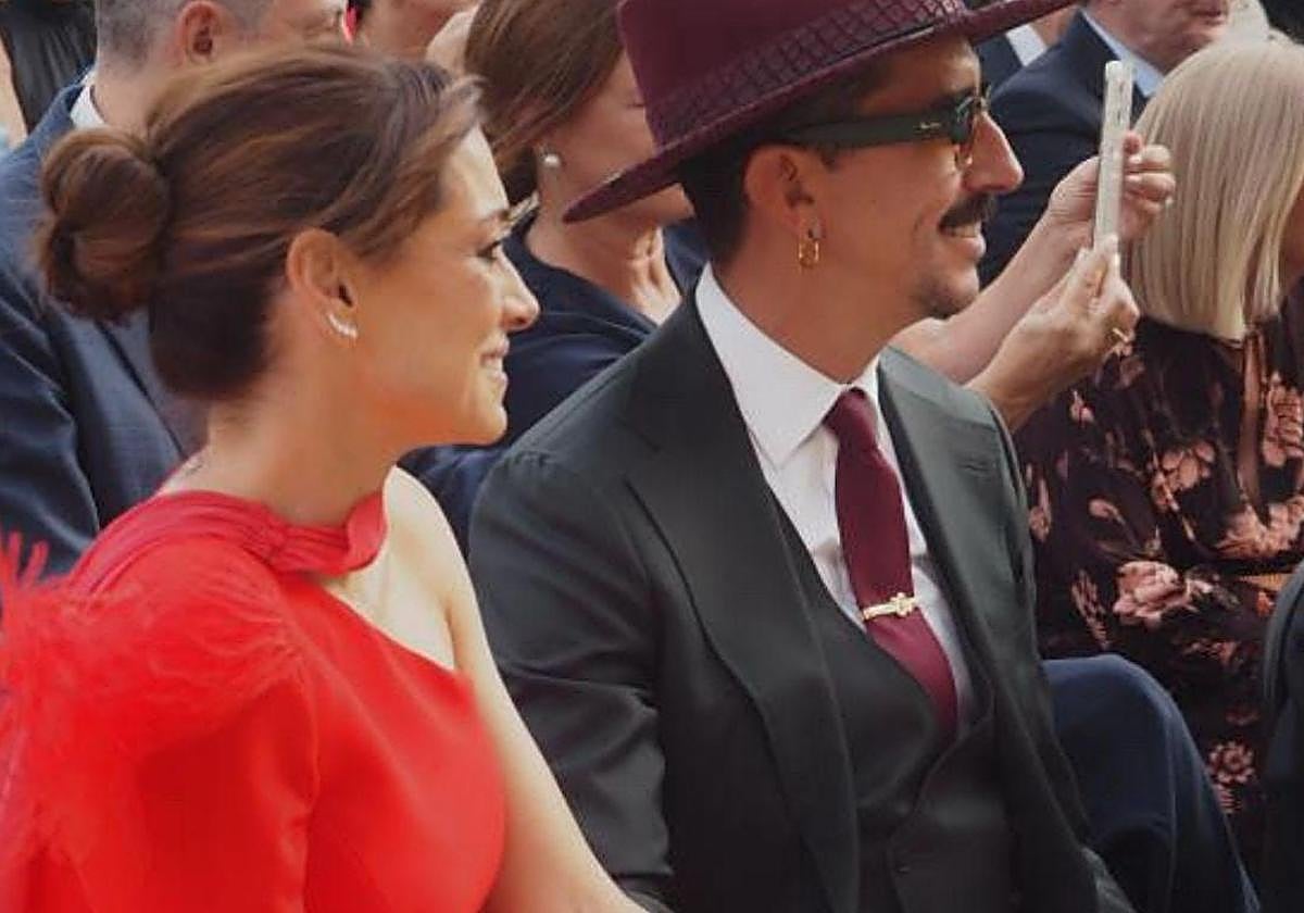 La periodista y presentadora Arancha Morales junto a su pareja, Jorge Marron, con el diseño de Silvia Fernández que lució en la boda de unas amigas.