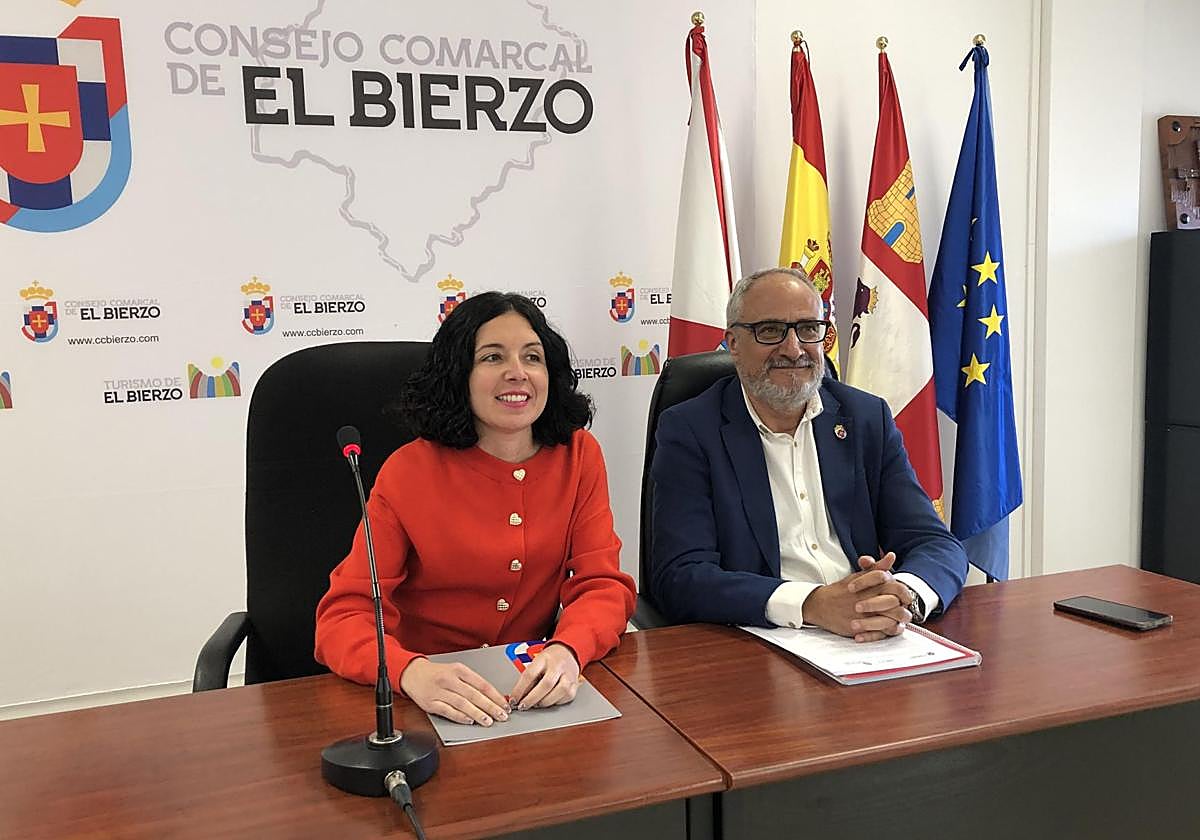 El presidente del Consejo Comarcal del Bierzo, Olegario Ramón, y la consejera de Formación y Empleo, Laura Fernández, en su comparecencia.
