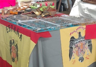El PSOE denuncia la presencia de simbología franquista en la feria de antigüedades