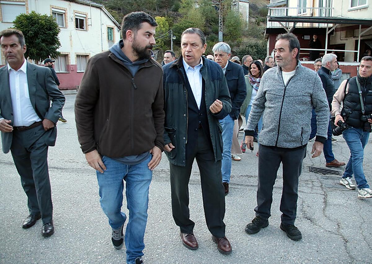 Imagen secundaria 1 - Visita del ministro a un explotación ganadera afectada por los incendios en Tremo de Arriba.