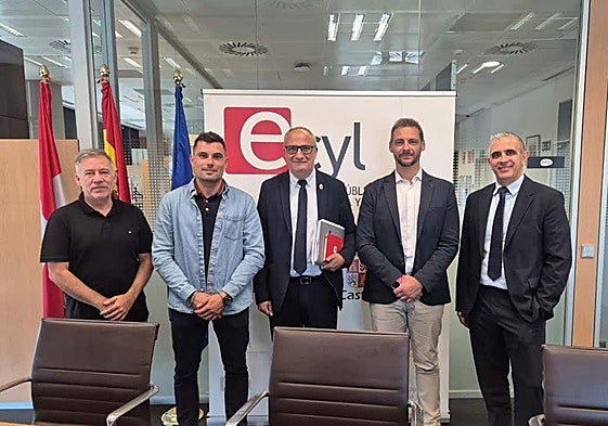 Los representantes del Consejo Comarcal del Bierzo y de la Junta, en el encuentro.