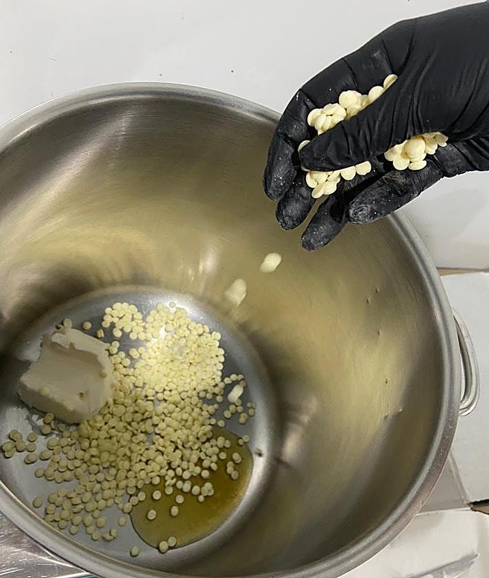 Imagen secundaria 2 - Imágenes del fundador de Help Cosmetics recogiendo el premio y de la elaboración del Hidratante Sólido Corporal de la empresa berciana galardonado.