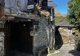 Imagen de uno de los rincones del pueblo medieval más bonito de España en la provincia de León.