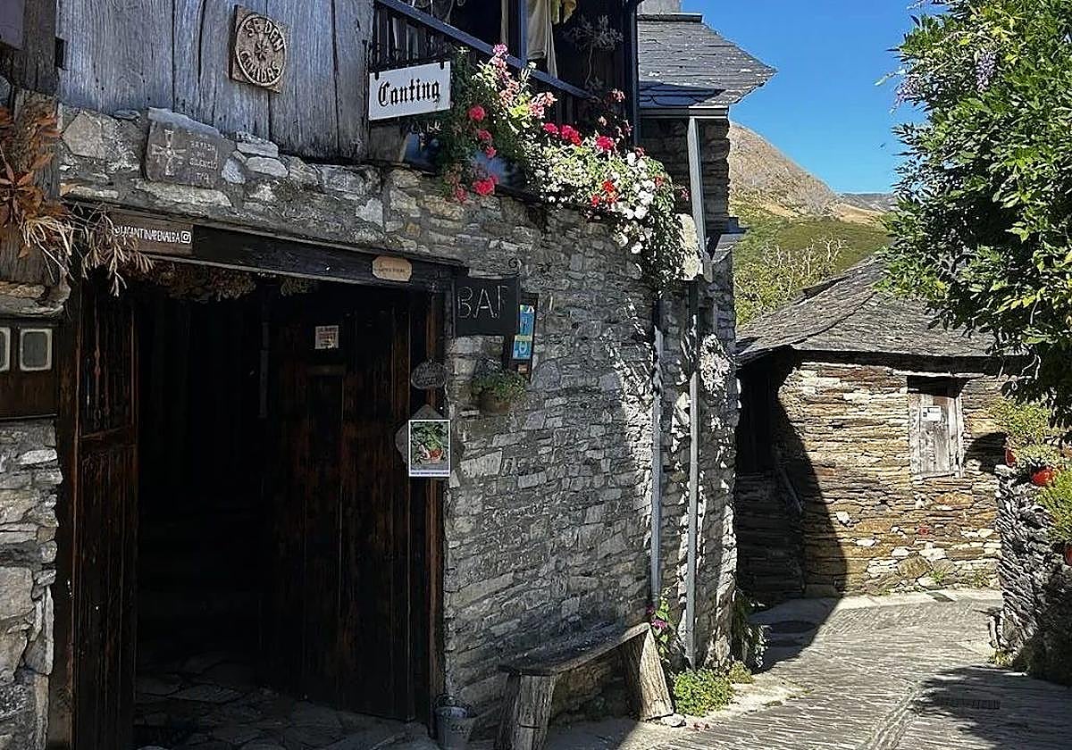 Imagen de uno de los rincones del pueblo medieval más bonito de España en la provincia de León.