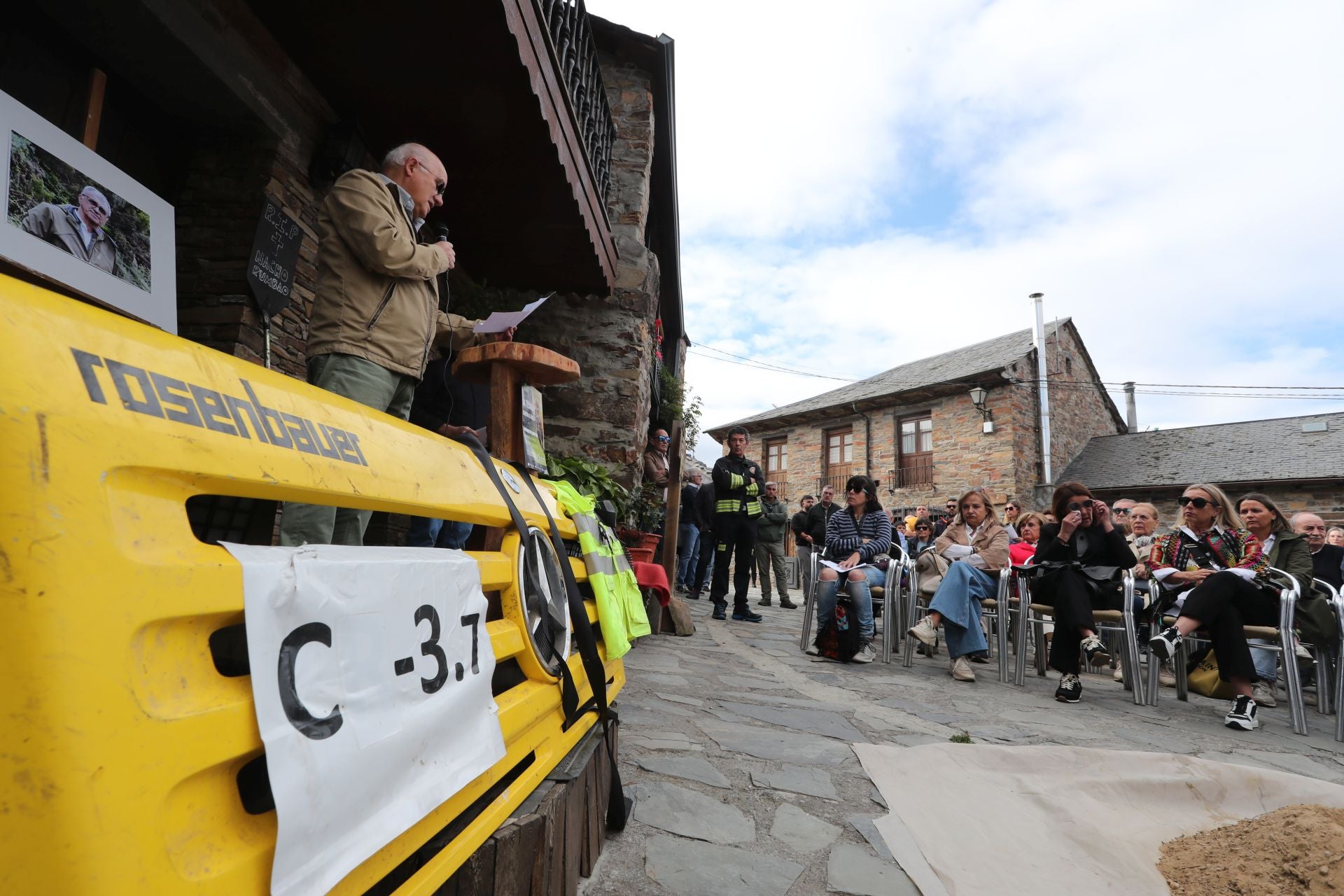 Las imágenes del acto de homenaje al bombero forestal fallecido en Espinoso de Compludo