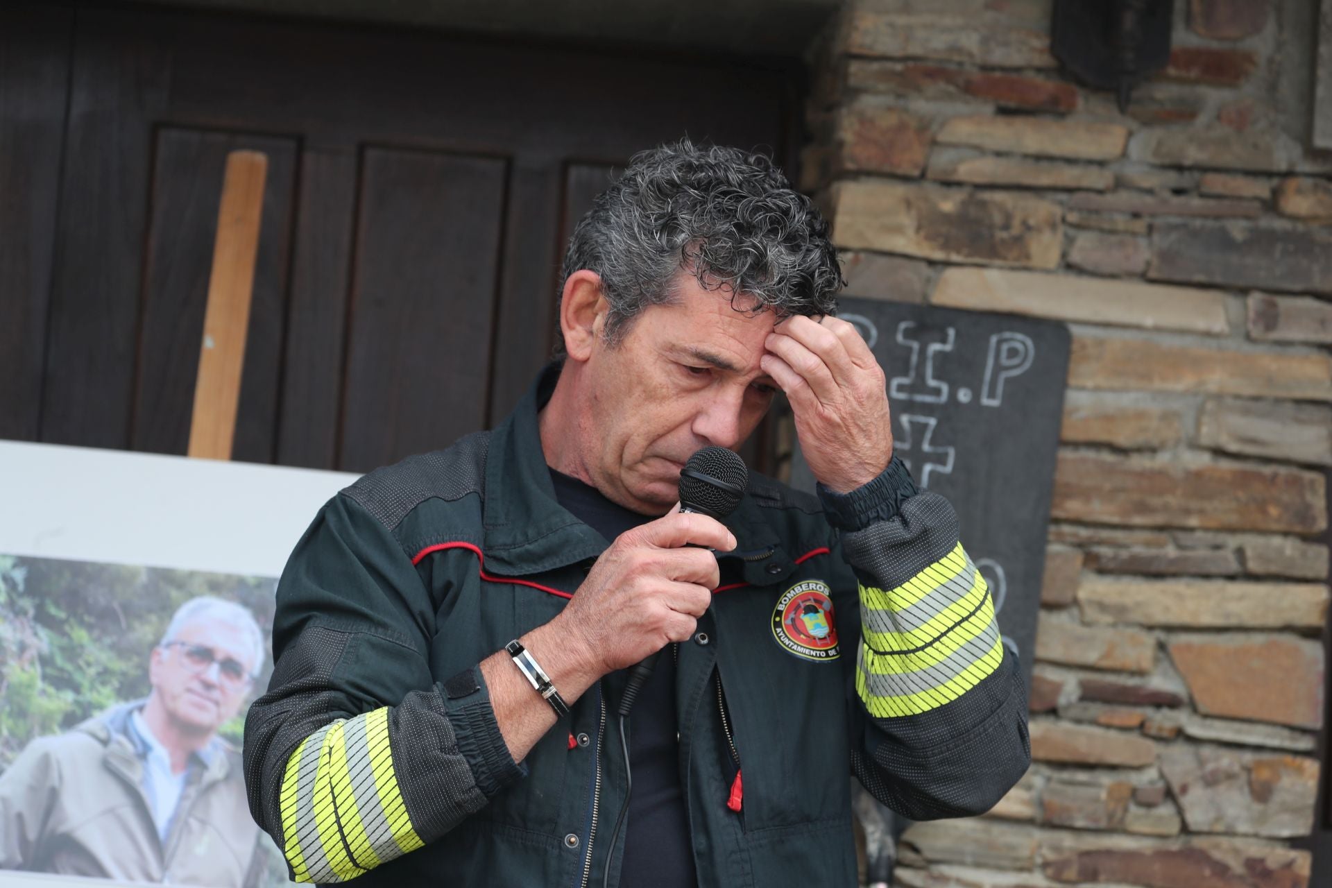 Las imágenes del acto de homenaje al bombero forestal fallecido en Espinoso de Compludo