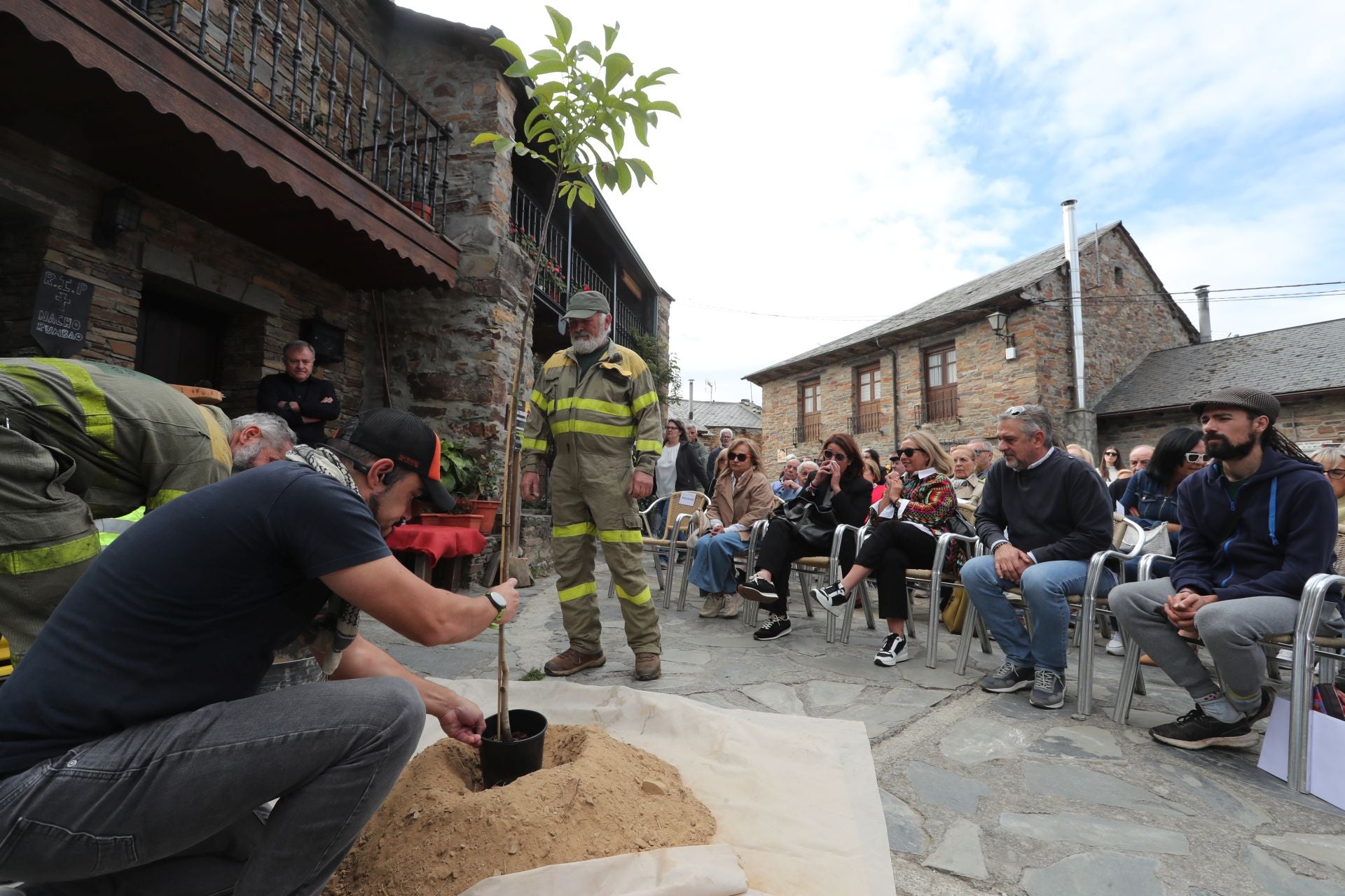 Las imágenes del acto de homenaje al bombero forestal fallecido en Espinoso de Compludo