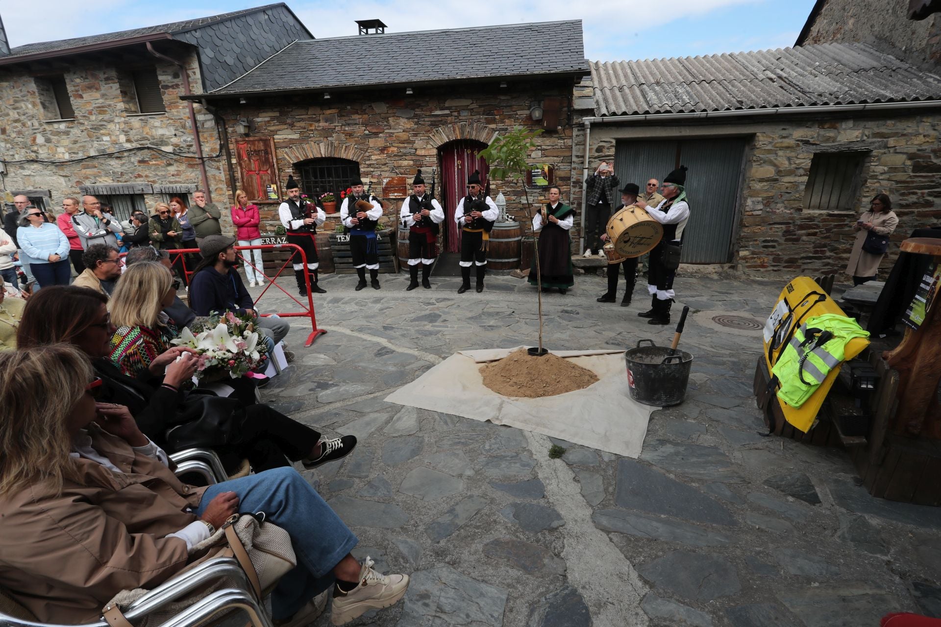 Las imágenes del acto de homenaje al bombero forestal fallecido en Espinoso de Compludo