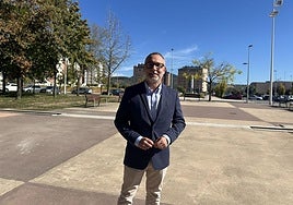 El concejal de Urbanismo, Carlos Cortina, en el barrio de La Rosaleda.