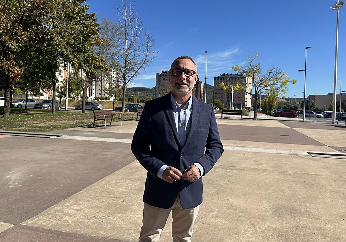 El concejal de Urbanismo, Carlos Cortina, en el barrio de La Rosaleda.