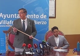 El nuevo alcalde de Villfranca, José Manuel Pereira (I), en su toma de posesión, junto al regidor municipal saliente, Anderson Batista.