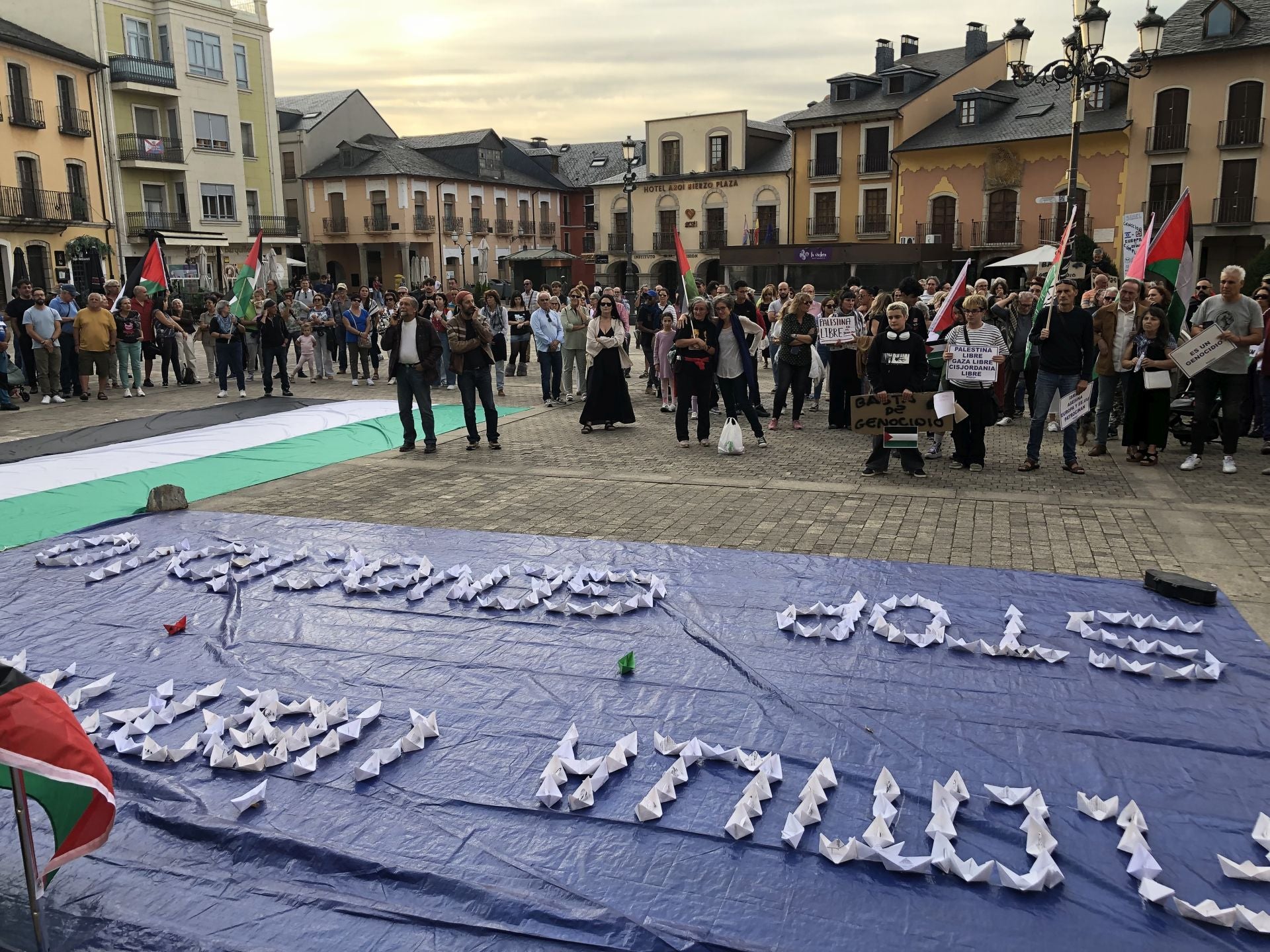 Protesta en Ponferrada para exigir la libertad de los miembros de la Flotilla y el cese del genocidio de Israel en Palestina.