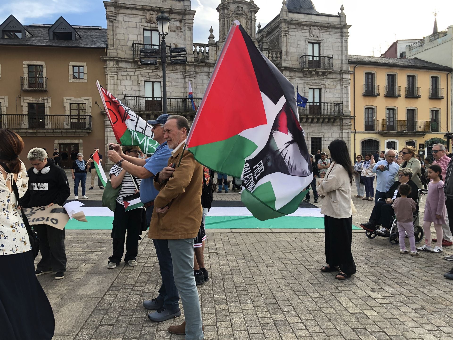 Protesta en Ponferrada para exigir la libertad de los miembros de la Flotilla y el cese del genocidio de Israel en Palestina.