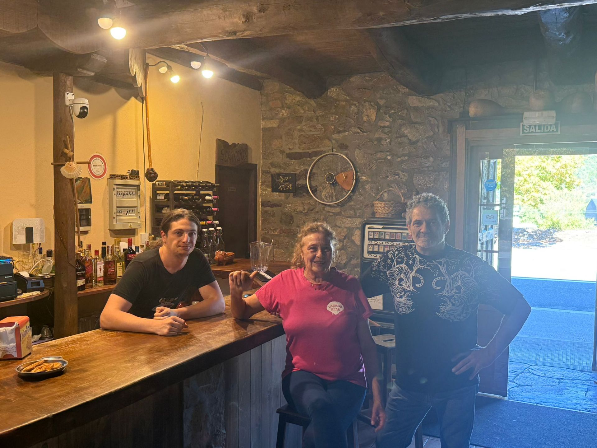 Imagen secundaria 1 - Javi padre e hijo junto a Marga en el interior del resturante 'O Camiño Real', en Carucedo.