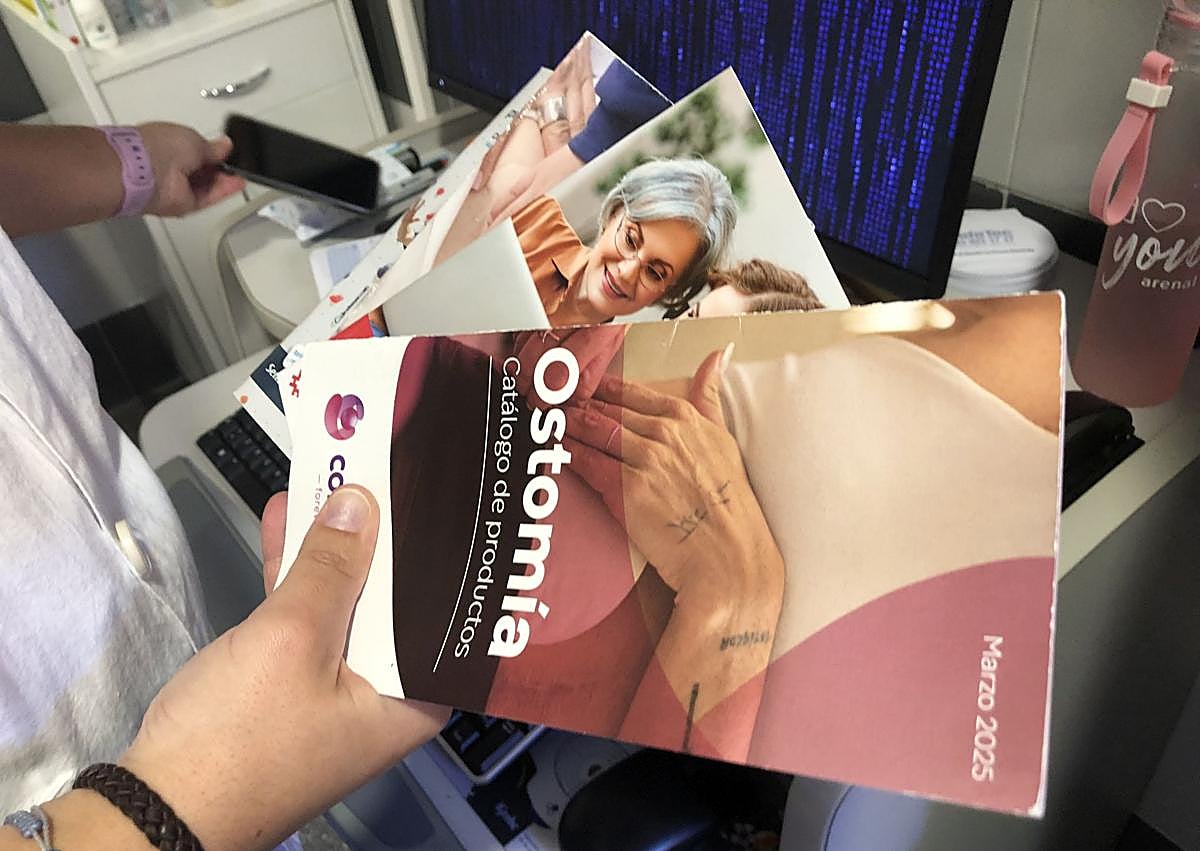 Imagen secundaria 1 - Imágenes de una bolsa, folletos explicativos que se le facilitan al paciente y cartel de la consulta de enfermería de Ostomías del Hospital del Bierzo.