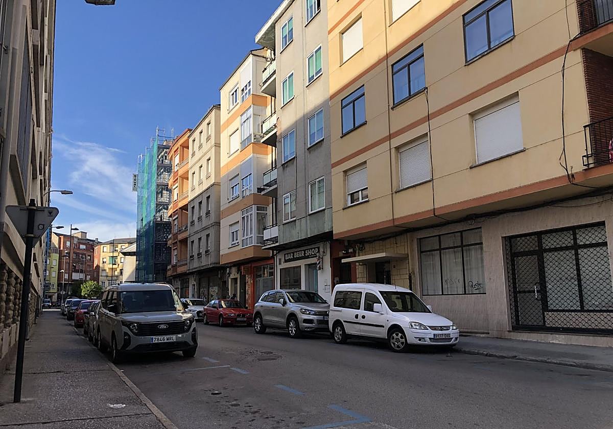Imagen de la calle en la que se ubica la vivienda que sale a subasta en Ponferrada.