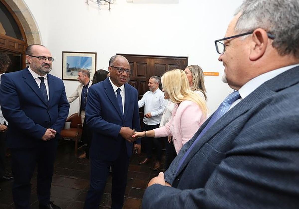 El primer ministro de Cabo Verde, Ulisses Correia e Silva, junto al alcalde de Ponferrada, Marco Morala, saluda a los miembros de la Corporación municipal.