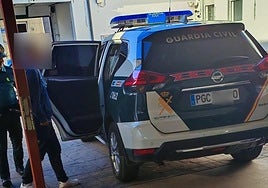 Imagen de la detención del hombre por la Guardia Civil.