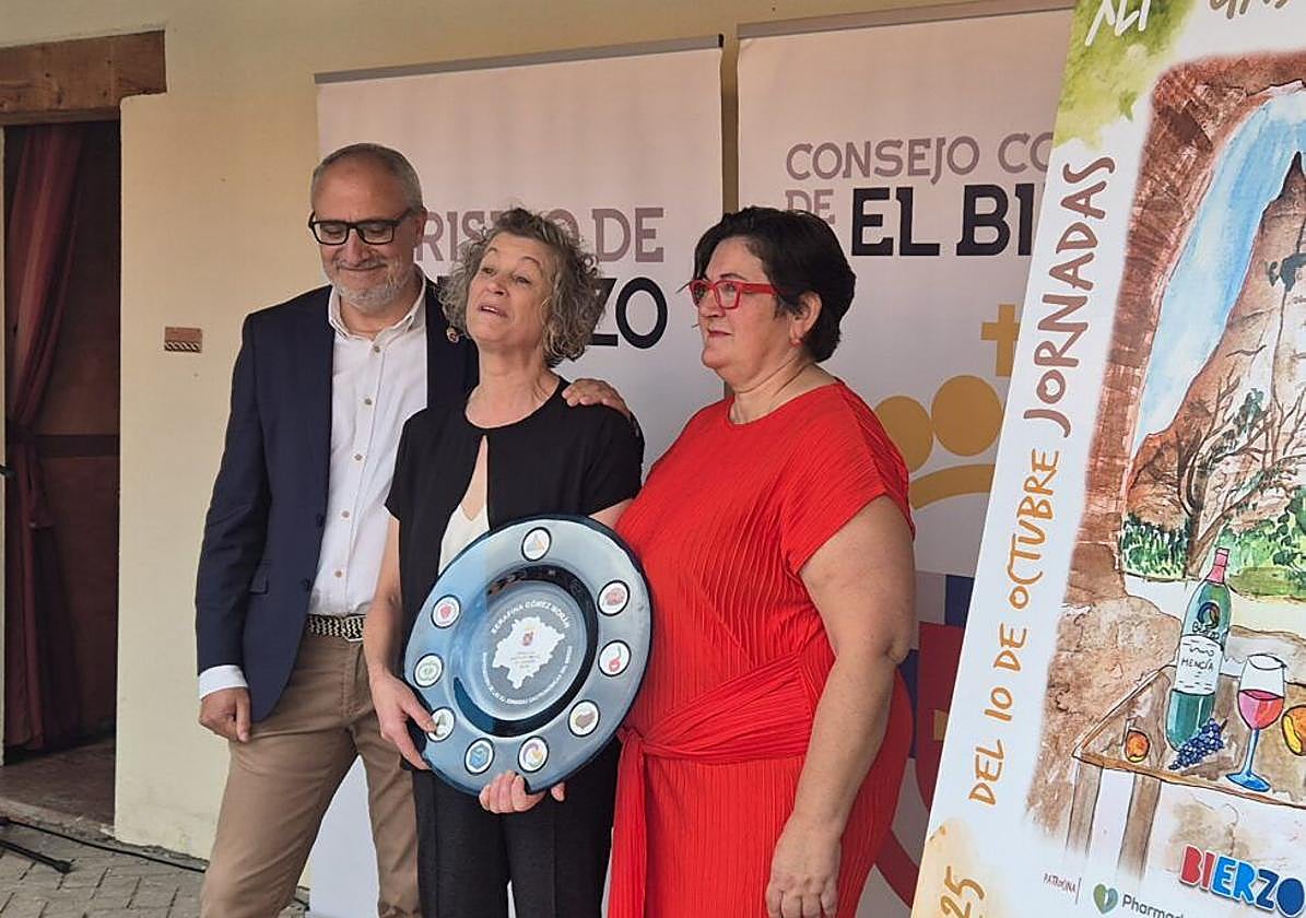 El presidente del Consejo Comarcal del Bierzo junto a la mantenedora y la consejera de Turismo de la institución en la inauguración de las XLI Jornadas Gastronómicas del Bierzo.