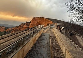 Imagen de los daños provocados poor el fuego en el Mirador de Orellán.