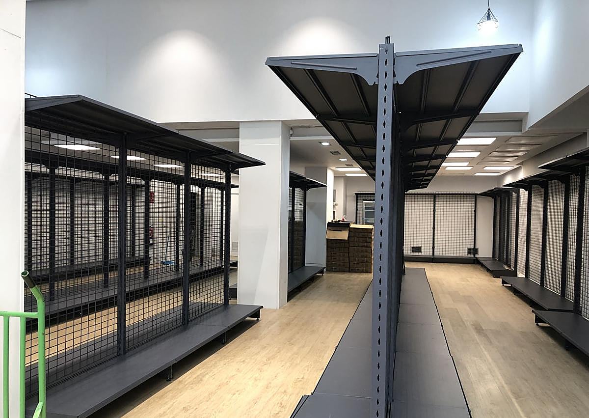 Imagen secundaria 1 - Imágenes del exterior y del interior del nuevo supermercado asiático que se abrirá en la calle Camino de Santiago de la capital berciana.