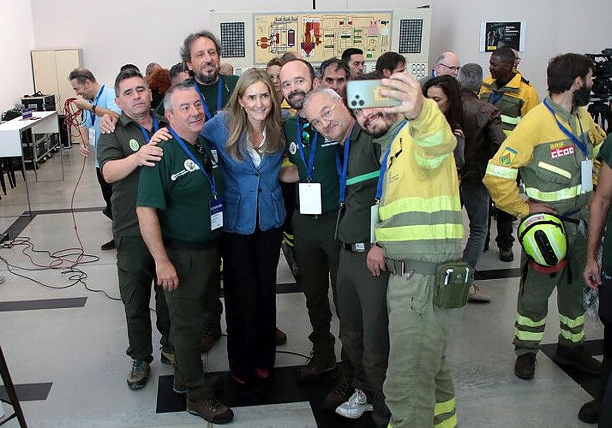 La vicepresidenta Sara Aagesen se hace una foto con los brigadistas BRIF en la segunda jornada de la Convención por un Pacto de Estado frente a la Emergencia Climática.