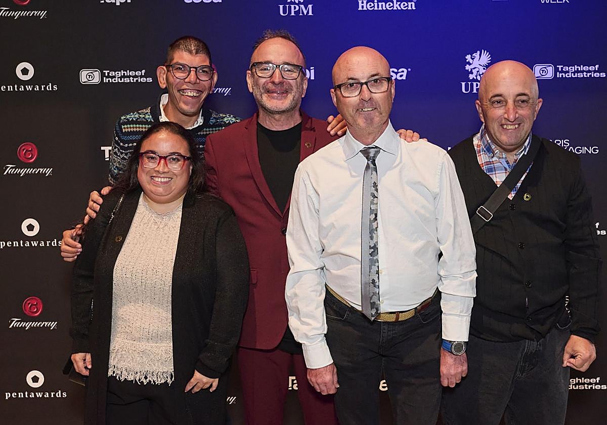 Los cuatro 'Aspronautas' junto con Pablo Guerrero (C) en la recogida del premio Pentaward en Ámsterdam el pasado 4 de octubre.