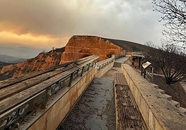Estado en el que quedó el emblemático Mirador de Orellán de Las Médulas como consecuencia del voraz incendio de Yeres.