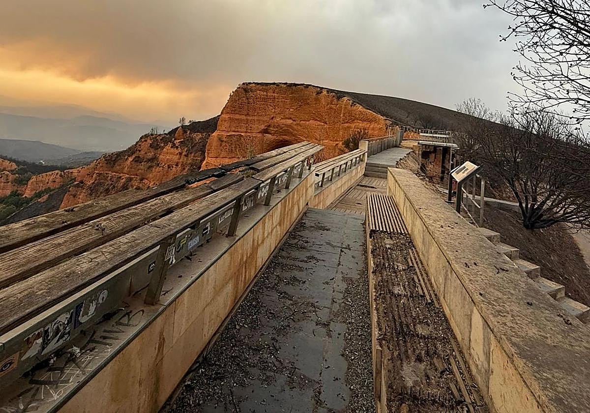 Estado en el que quedó el emblemático Mirador de Orellán de Las Médulas como consecuencia del voraz incendio de Yeres.
