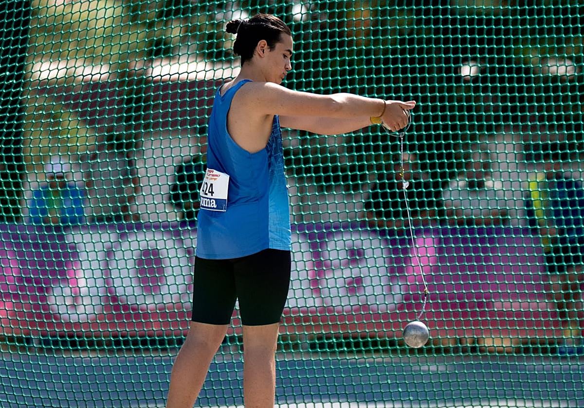 Miguel Muñoz realizando una de las pruebas de lanzamiento de martillo.
