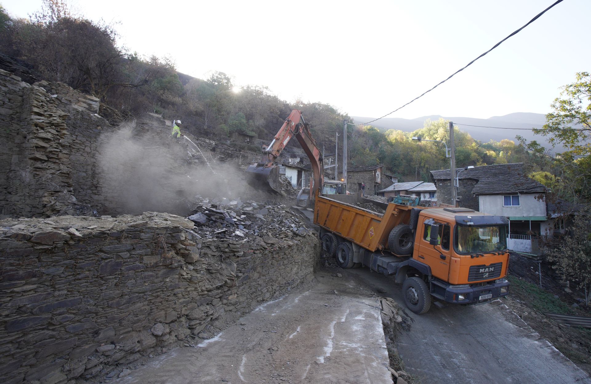 Trabajos de reconstrucción de la localidad de Lusio.