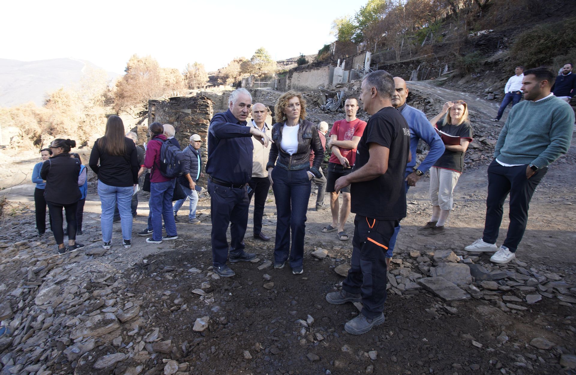 La directora general de Vivienda, Arquitectura, Ordenación del Territorio y Urbanismo, María Pardo, durante su visita a las actuaciones de reconstrucción de la localidad de Lusio.