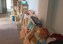 Imagen de los paquetes de pañales donados para los damnificados por la Dana de Valencia que han permanecido apilados un año en el rocódromo municipal de Ponferrada.